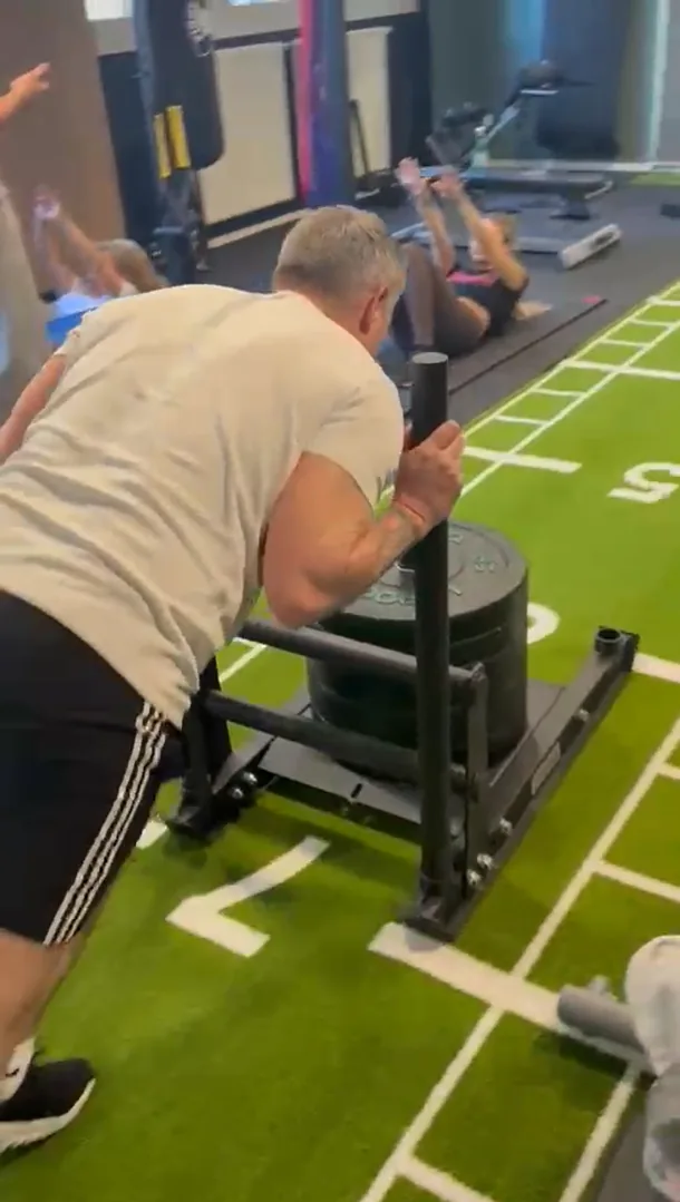 Poussée de sled chargé sur la piste en gazon synthétique, préparation Hyrox au studio Top Strength à Lyon 6